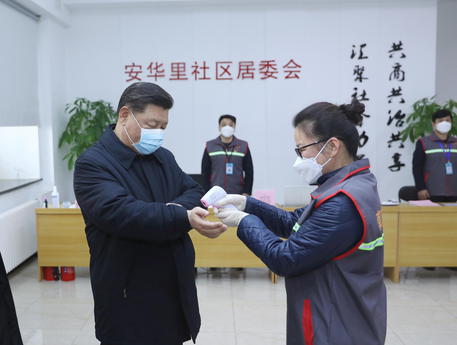 Il presidente cinese Xi Jinping con la mascherina si sottopone alla misurazione della temperatura corporea.