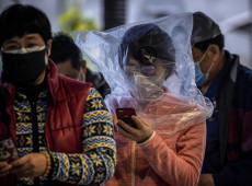 Cinesi con la mascherina per proteggersi dal virus a Guangzhou, provincia di Guangdong Cina.
