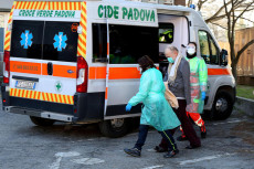 Un'ambulanza preleva una sospetta di contagio da coronavirus a Padova.
