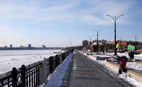 Un impiegato municipale rimuove la neve in un terrapieno sul fiume Amur tra la cittá cinese di Heihe e la cittá russa Blagoveshchensk (D) nel confine tra Russia e Cina in Blagoveshchens.