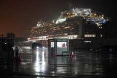 La nave crociera Diamond Princess ormeggiata al molo Daikoku del porto di Yokohama, Giappone.
