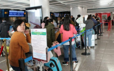 Viaggiatori cinesi in partenza a Fiumicino.