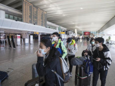 Viaggiatori cinesi all'aeroporto di Fiumicino.
