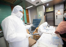 Nei laboratori di tutto il mondo ricercatori studiano il nuovo coronavirus.