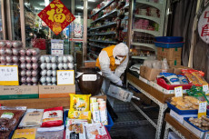 Funzionari della Sanità di Korea disinfettano un supermercato.