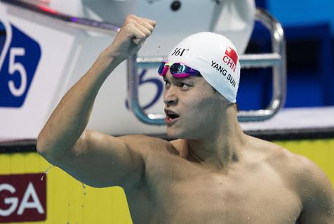 Il nuotatore cinese Sun Yang alza il braccio in segno di vittoria nella finale 400 metri stile libero al Duna Arena durante il 17th FINA World Championships 2017 in Budapest, Hungria.