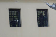Detenuti aggrappati alle sbarre delle finestre del carcere di Poggioreale durante la protesta per Coronavirus.