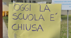 Un cartello appeso all'ingresso di una scuola, avvisando della chiusura del collegio