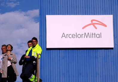 Operai all'entrata di Arcelor Mittal.