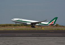 Un aereo Alitalia prende il volo.