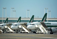 Tre aerei Alitalia sulla písta dell'aeroporto di Malpensa,