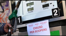 Un distributore di benzina con il cartello: "Chiuso per sciopero"