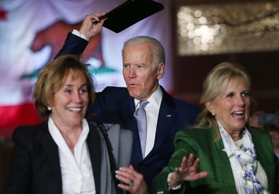 L'ex vicepresidente americano Joe Biden (C) con sua moglie Jill (D) durante il "Supertuesday".