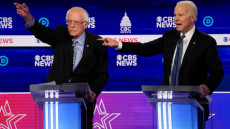 Joe Biden (D) e Bernie Sanders (S) in un dibattito Tv.