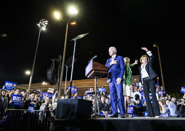 L'ex vicepresidente Joe Biden saluta i suoi sostenitori dopo la vittoria del Super Tuesday.