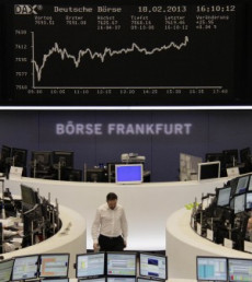 Un operatore finanziario di fronte allo schermo gigante della Borsa di Francoforte