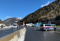 Un controllo della polizia al passo del Brennero al confine con l'Austria.