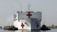 La nave ospedale USNS Comfort, attraccata sul fiume Hudson a New York.