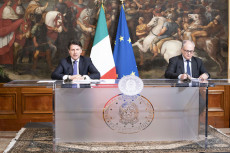 Il Presidente del Consiglio, Giuseppe Conte, durante la conferenza stampa con il Ministro dell'economia e delle finanze, Roberto Gualtieri.