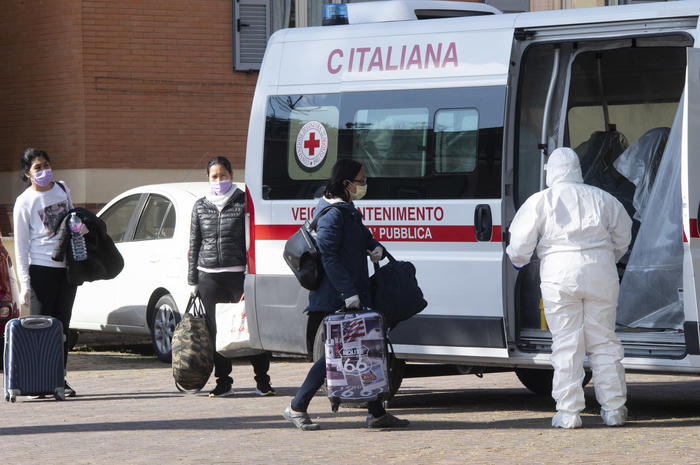 Coronavirus: Autoambulanza della Croce Rossa raccoglie infermiere da trasportare all'Ospedale Papa Giovanni XXIII, Roma.