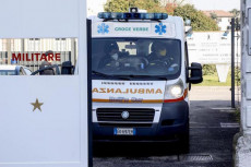 Coronavirus: ambulanza esce da un ospedale militare nella zona di Milano