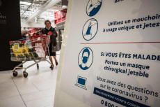 Coronavirus, in un supermercato in Francia le indicazioni in caso di contagio..