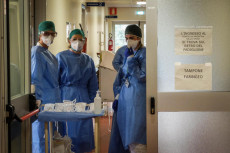 Coronavirus in Italia: infermieri all'entrata del reparto isolamento nell'ospedale di Cremona.