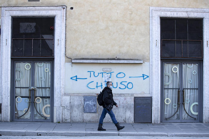 Coronavirus; una via di Roma con la scritta su un muro "Tutto chiuso".