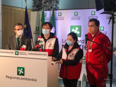 Il governatore della Regione Lombardia, Attilio Fontana, con un medico cinese, entrambi con la mascherina, in conferenza stampa, Milano