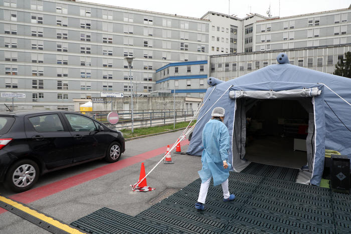 Un'infermiera al lavoro nella tenda allestita nel piazzale antistante l'ospedale di Cremona per fronteggiare l'emergenza coronavirus,