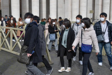 Vaticano: turisti in Piazza San Pietro indossando la mascherina protettiva anti coronavirus.