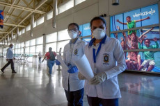 Funzionari del Ministero della Sanità venezuelano all'aeroporto di Maiquetia (Caracas).