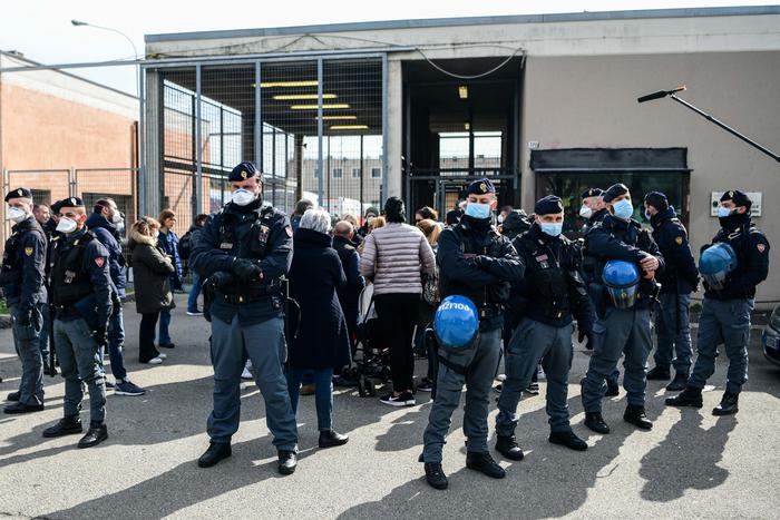 Le forse dell'ordine circondano le istallalzioni del carcere di Sant'Anna a Modena, Emilia-Romagna.