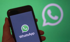 Schermo di cellulare con logo di Whatsapp