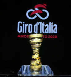 Immagine della coppa del Giro d'Italia mostrata durante la presentazione della edizione 103 della gara a Milano.