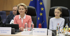 La presidenta della Commissione europea Ursula von der Leyen (S) accanto ala giovane attivista svedese del clima Greta Thunberg (D) in una riunione dell'organismo della Ue a Bruxelles.