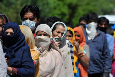 Centinaia di migliaia senza lavoro per il virus verso i villaggi