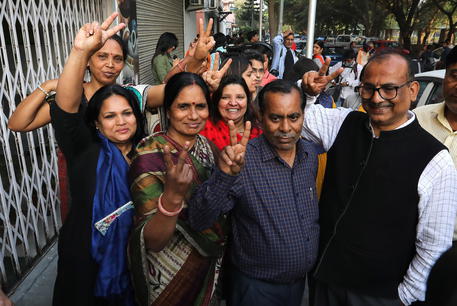 Il padre (secondo a destra) e la madre (seconda a sinistra) di Nirbhaya insiene all' avvocata Jitendra Kumar Jha (D) celebrano l'impiccagione dei condannati