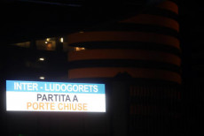 Cartello allo stadio Giuseppe Meazza indicando che la partira Inter-Ludogorets avverá a porte chiuse. (ANSA)