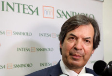 Il CEO di Intesa Sanpaolo. Carlo Messina para ai giornalisti.