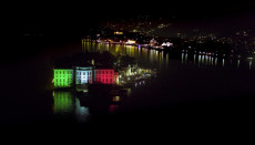 Isola Bella, sul Lago Maggiore, illuminata con il tricolore.