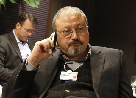 L'editorialista saudita del Washington Post Jamal Khashoggi parla con il telefonino durante il Foro Economico di Davos, Immagine d'archivio.