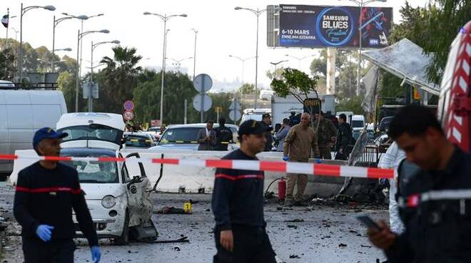 Agenti di polizia vigilano la zona dell'attentato a Tunisi.