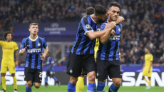 Lautaro Martinez abbracciato da un compagno dell'Inter.