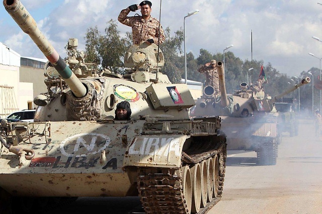 Carri armati dell'Esercito Nazionale Libico entrano a Gharian, a un centinaio di chilometri da Tripoli.