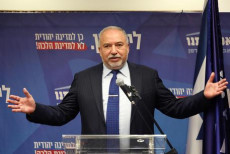 Il nazionalista laico Avigdor Lieberman leader del partito Beitenu parla nel parlamento israelita Knesset in Gerusalemme. (ANSA- EPA/ABIR SULTAN)