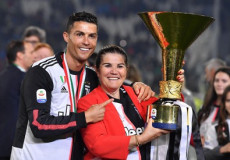 Cristiano Ronaldo con la madre Dolores Aveiro che solleva la coppa del campionato di serie A 2019.
