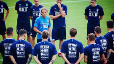 Il ct Roberto Mancini (C) in una sessione d'allenamento con gli azzurri.