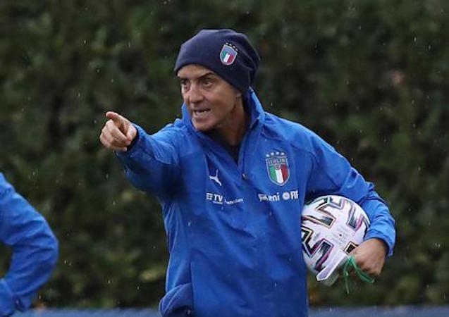 Roberto Mancini a Coverciano mentre dirige un allenamento della Nazionale.