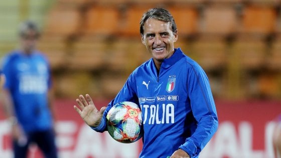 Il ct azzurro Roberto Mancini in un allenamento della Nazionale a Coverciano.